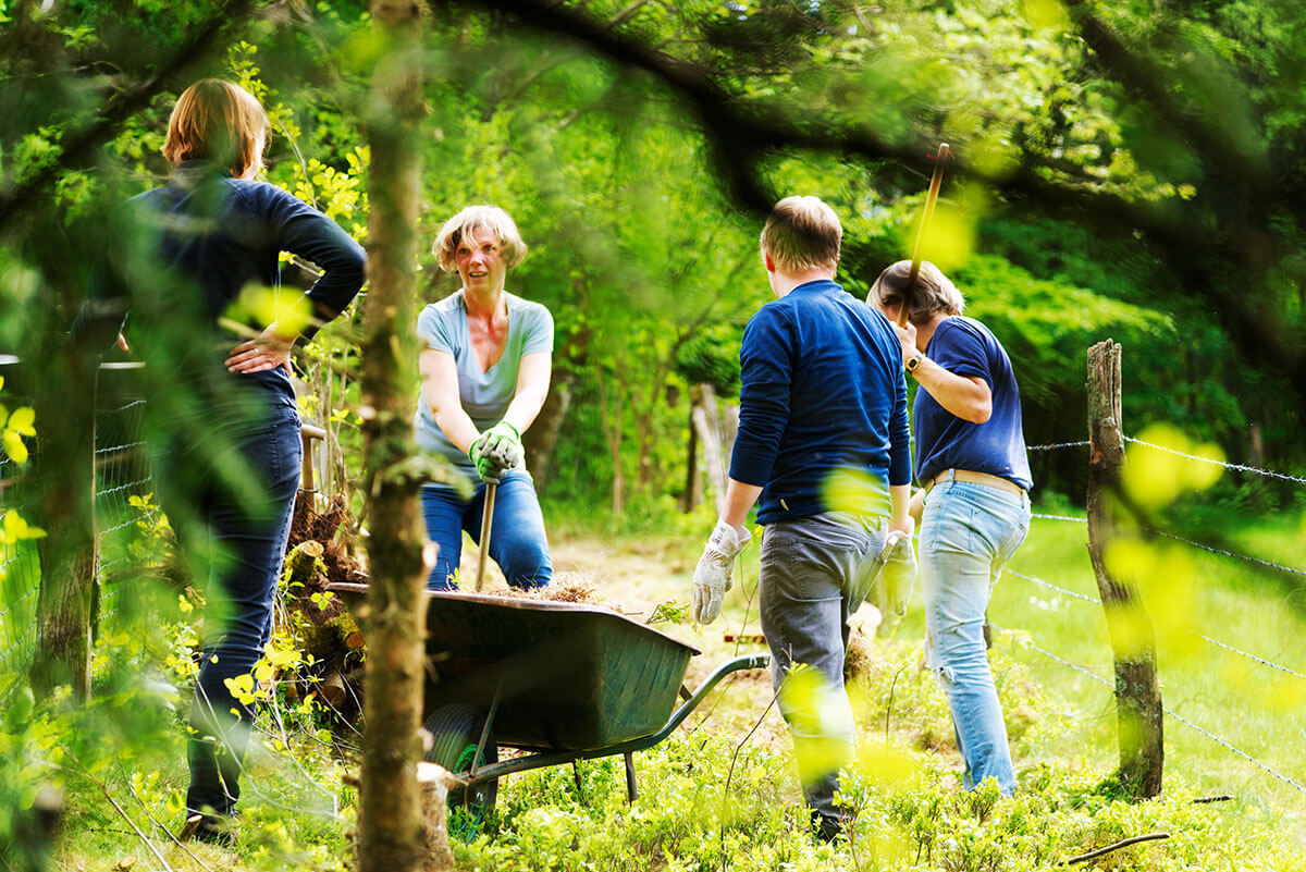 Menschen bei der Gartenarbeit im Freien