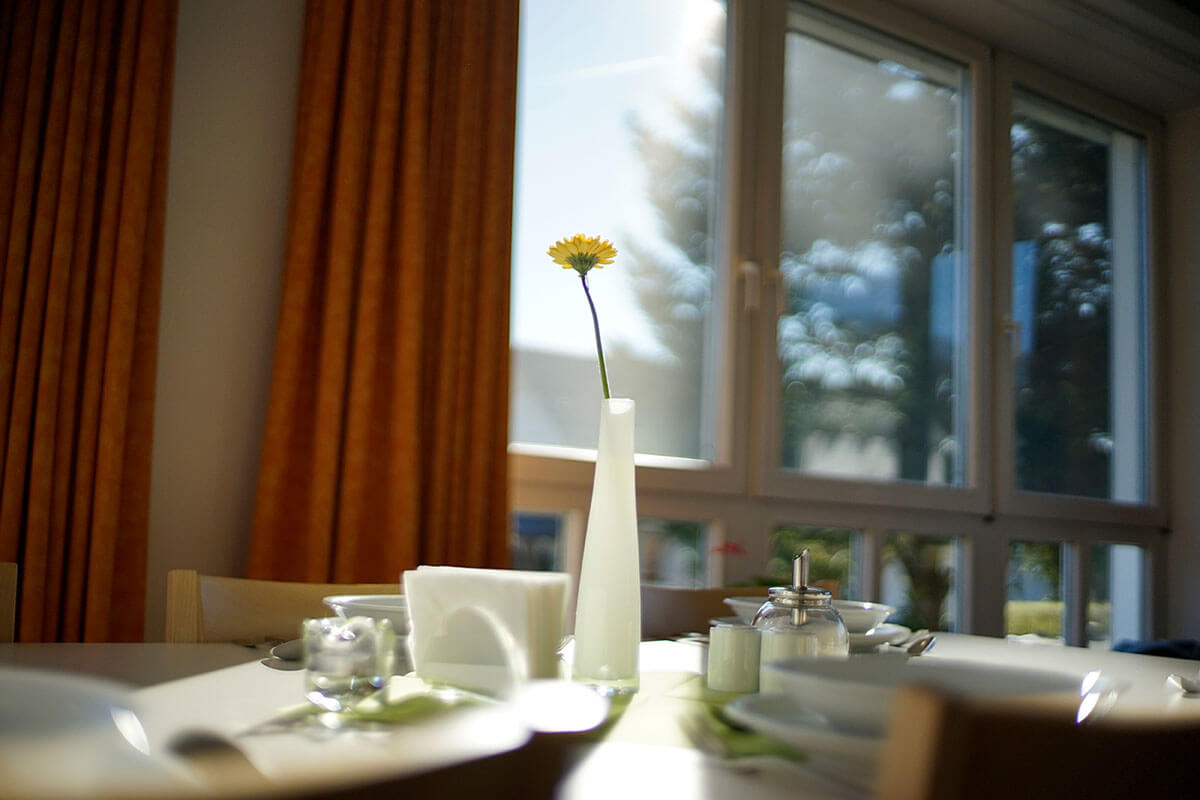 Gedeckter Tisch im Speisesaal