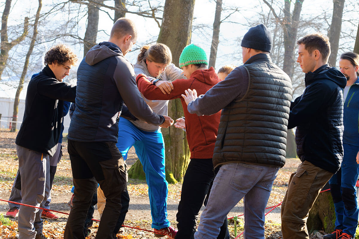 Eine Gruppe junger Männer bei gemeinsamer Aktivität im Freien