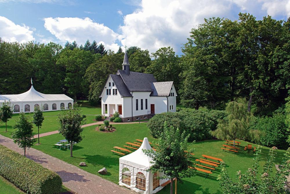 Luftaufnahme der Kapelle mit Zeltkirche