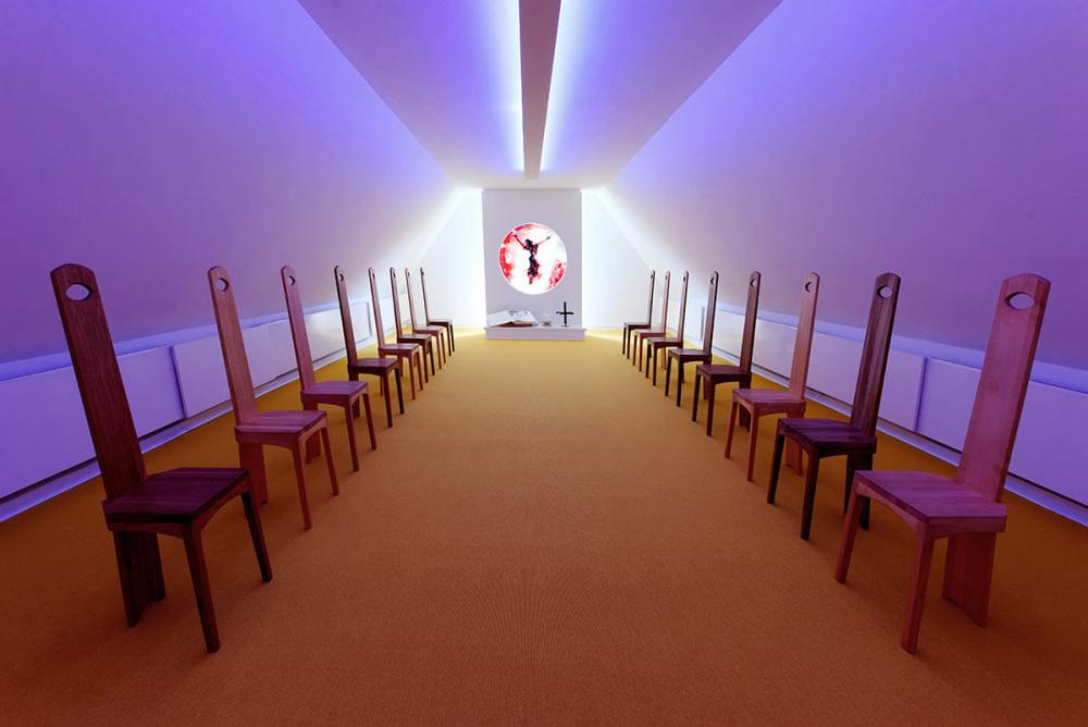 Meditationsraum mit Stuhlreihen