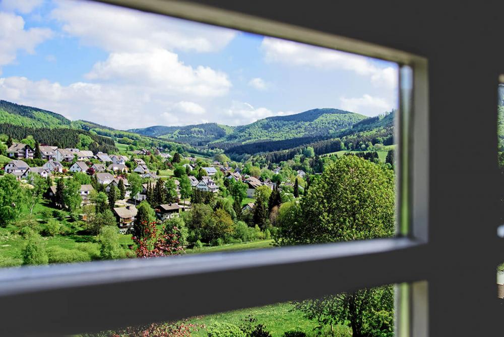 Aussicht auf das Tal aus einem Fenster