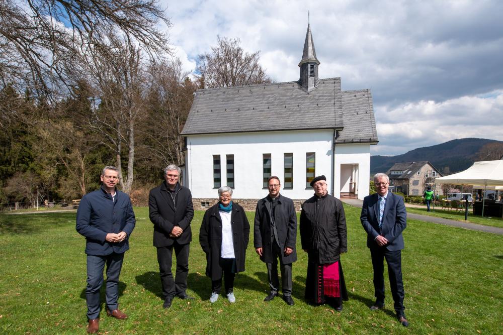 Das Bildungs- und Exerzitienhaus St. Bonifatius in Elkeringhausen ist ein besonderer Ort, der für Willkommensein und Begegnung steht. V.l.n.r.: Bürgermeister Michael Beckmann, Künstler Thomas Kesseler, Silke Otte, Pastor Dr. Andreas Rohde (beide St. Bonifatius), Erzbischof Hans-Josef Becker, Andreas Hölscher (Erzbistum Paderborn). 