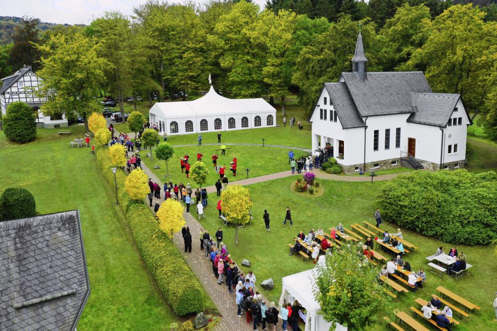 Das ehemalige Gastronomiezelt zieht jedes Jahr Stammgäste, aber auch andere neugierige Menschen an. Bei Freiluft-Gottesdiensten entsteht ein ganz anderes Gefühl, ein sehr lebendiges Gefühl.
