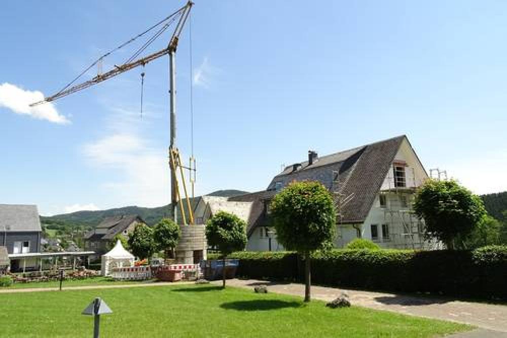 Ein Baukran überragt die Häuser der Einrichtung