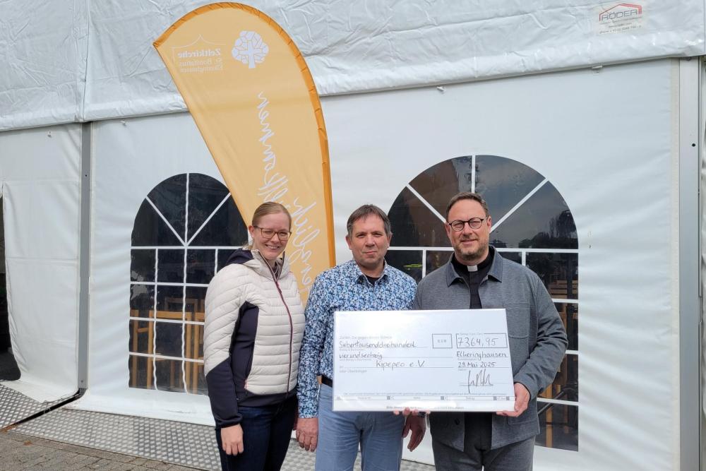 Spendenübergabe mit Anna Mühlberger, Jan van Egmond und Dr. Andreas Rohde