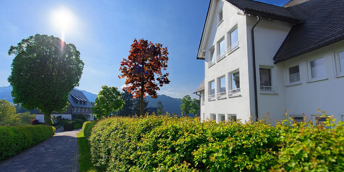 Häuserfront im Sonnenschein