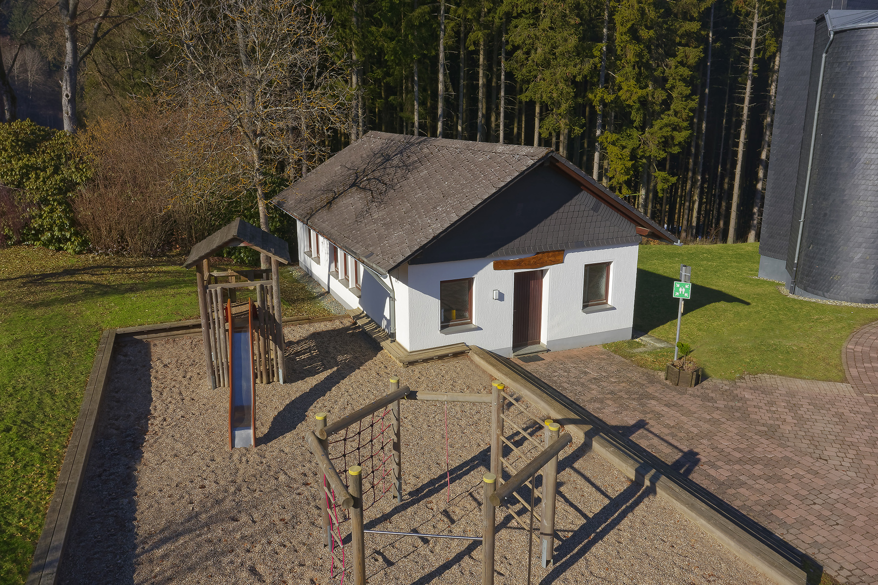 Ein Ort zum Entdecken und Austoben: Der Spielbereich im Grünen lädt Kinder, Familien und Gruppen zu Bewegung, Abenteuer und gemeinsamen Erlebnissen an der frischen Luft ein.