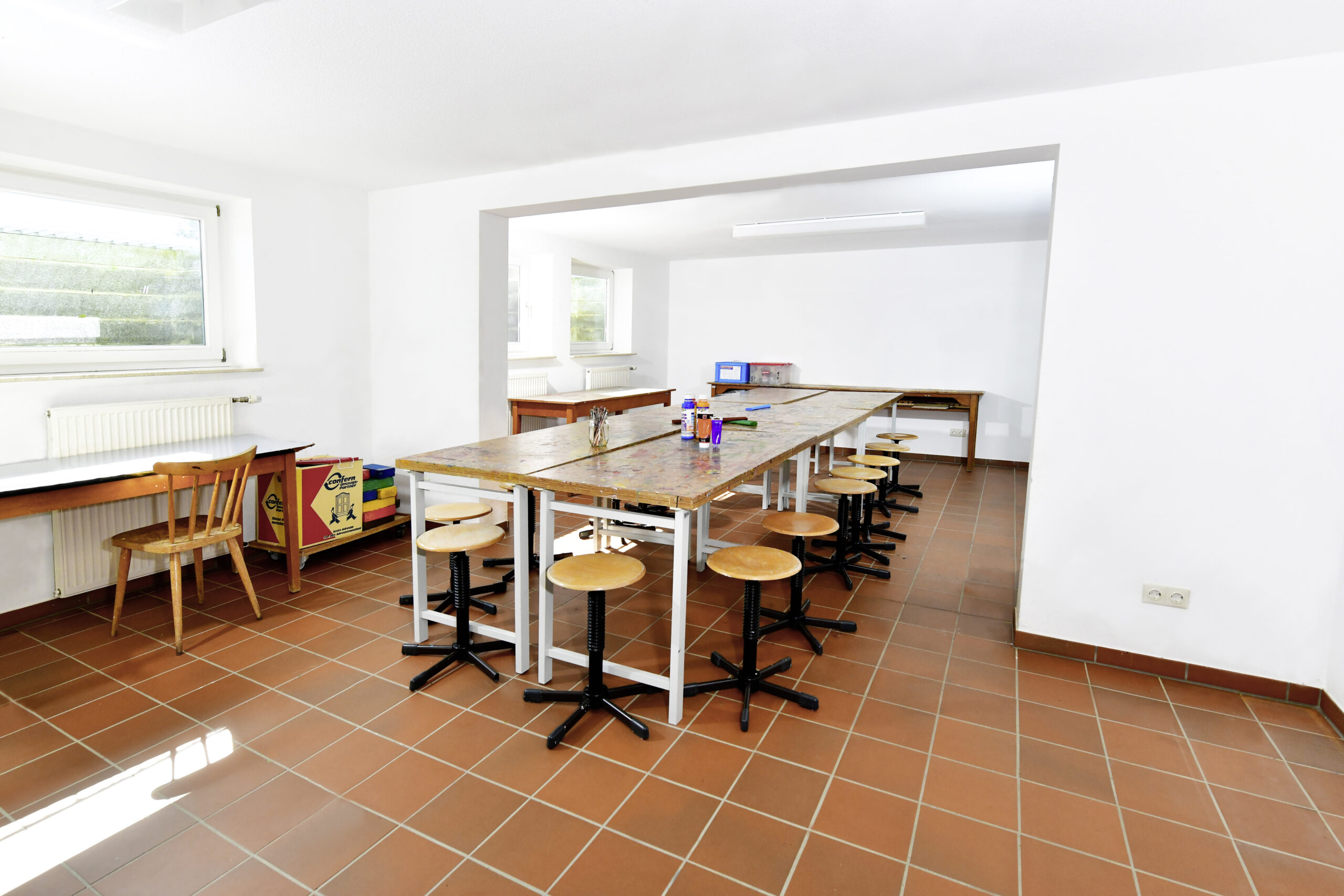 Ein Ort für Ideen und Kreativität: Der Werk- und Gruppenraum lädt dazu ein, gemeinsam zu gestalten, Neues auszuprobieren und kreative Fähigkeiten zu entfalten.