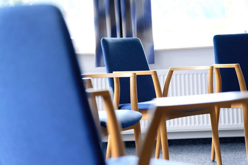 Blaue Stühle aus der Nähe fotografiert.