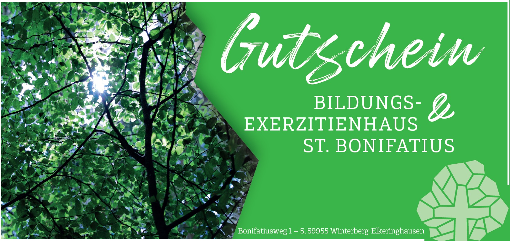 Gutschein in grün gehalten mit links einem Blätterwald als Motiv